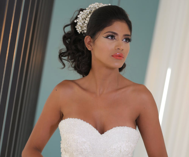 स्ट्रैपलेस ड्रेस को कंफर्टेबली पहनने और कॉन्फिडेंट बने रहने के लिए ध्यान रखें ये 5 बातें  